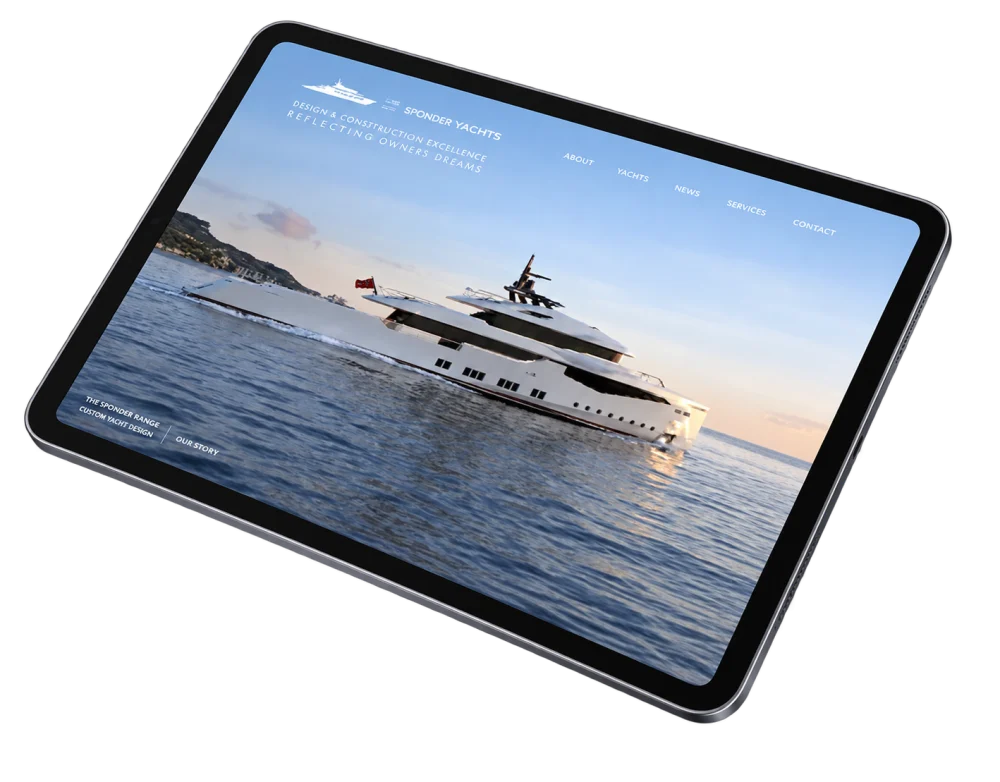 Website eines Yachtherstellers auf einem Tablet
